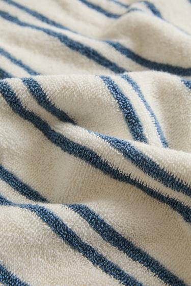 SERVIETTE DE BAIN DOUBLE RAYURE - bleu-poudré de Zara