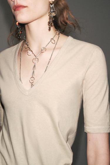 T-SHIRT COL EN V - Sable de Zara