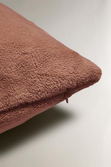 HOUSSE DE COUSSIN FOURRURE - Rose foncé de Zara - Image 3