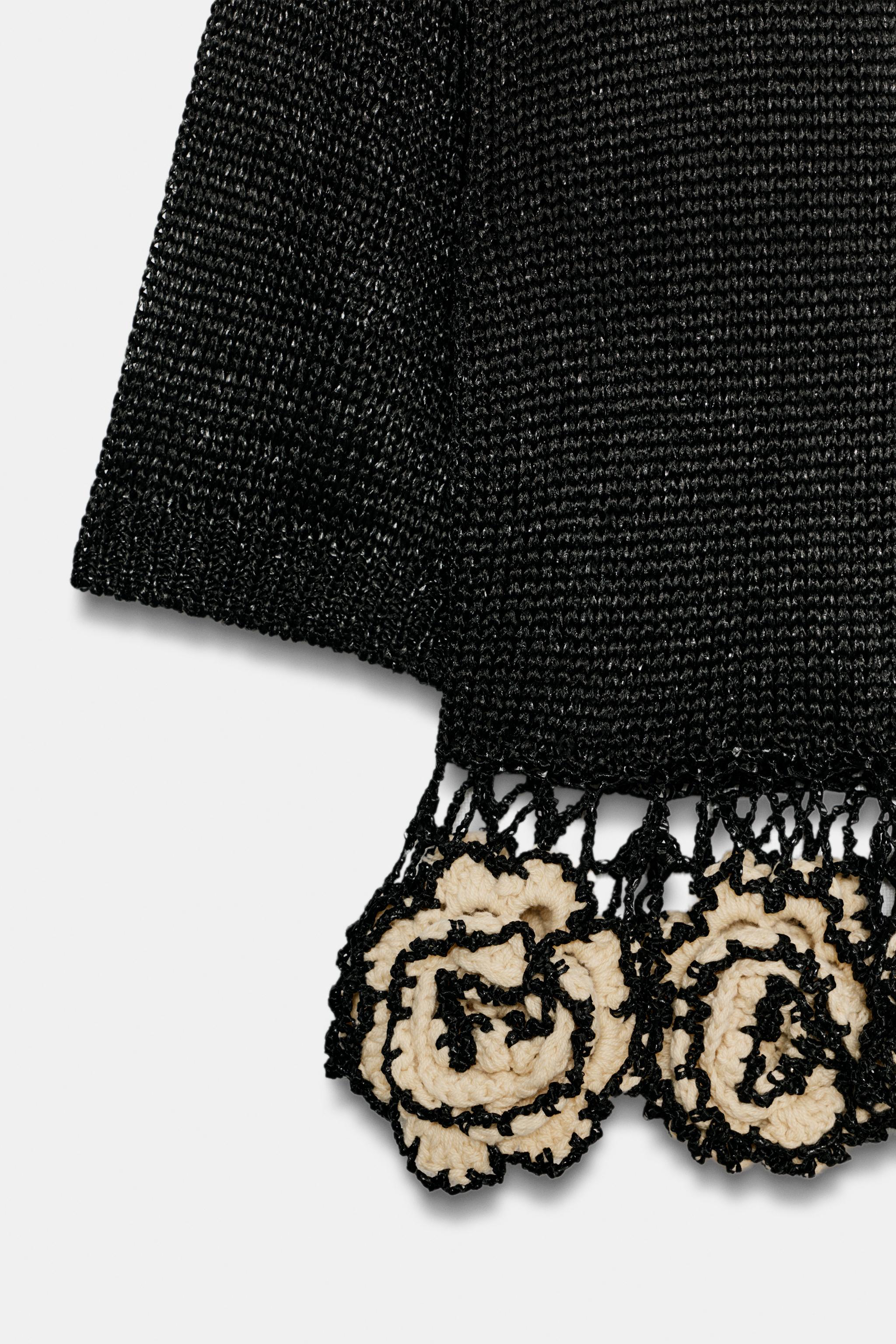 TOP EN MAILLE STRUCTURÉE À FLEURS