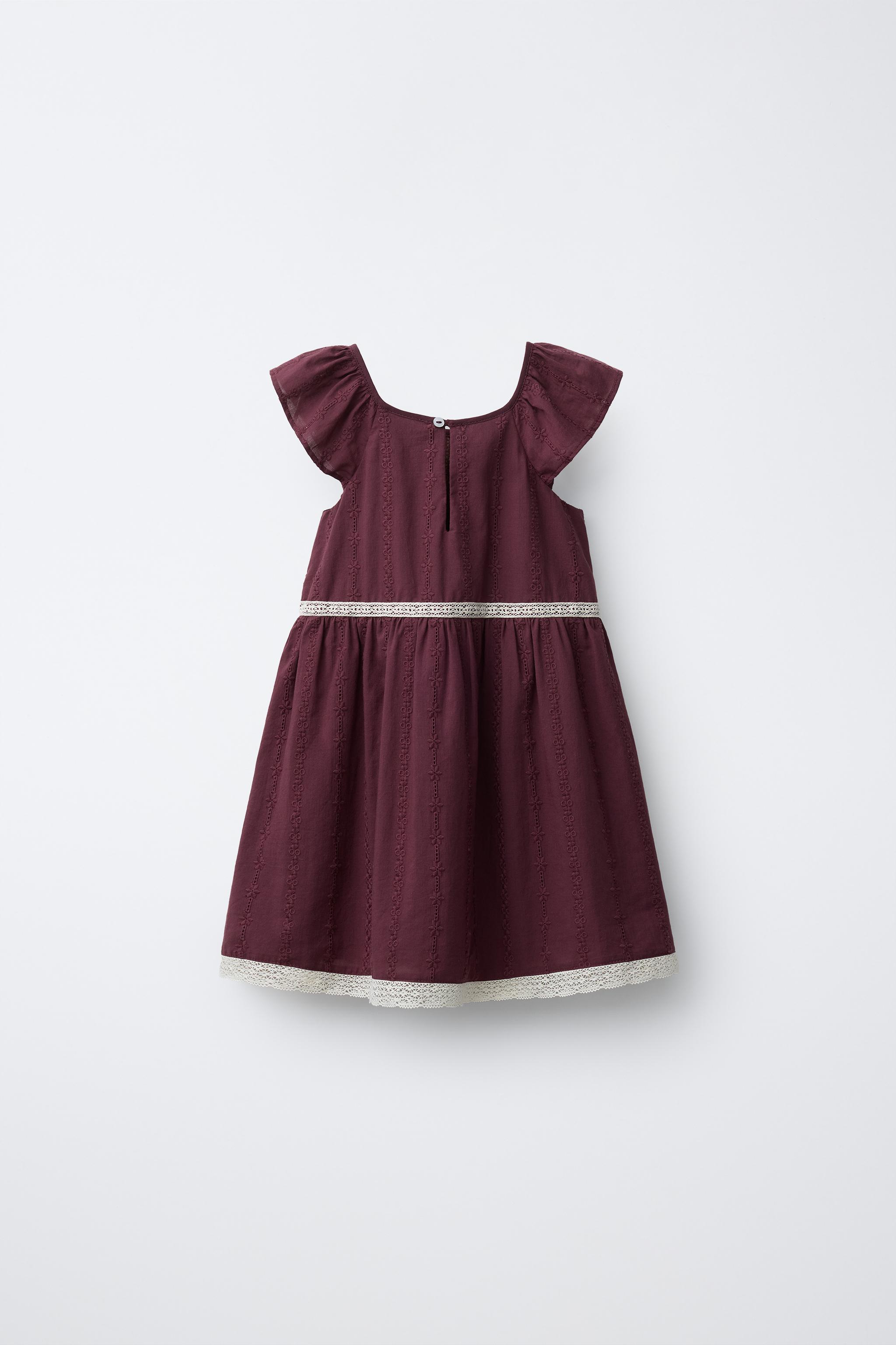 ROBE AVEC DÉTAIL EN DENTELLE