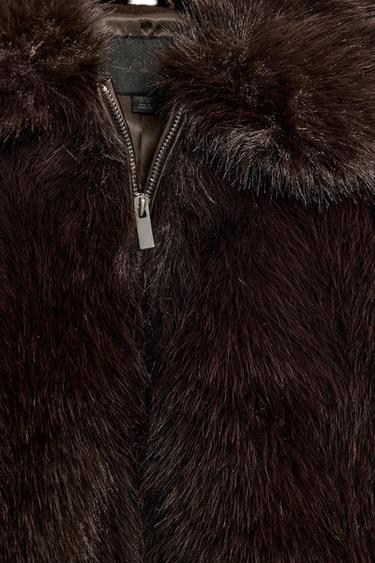 ABRIGO CORTO EFECTO PELO - Marrón oscuro de Zara