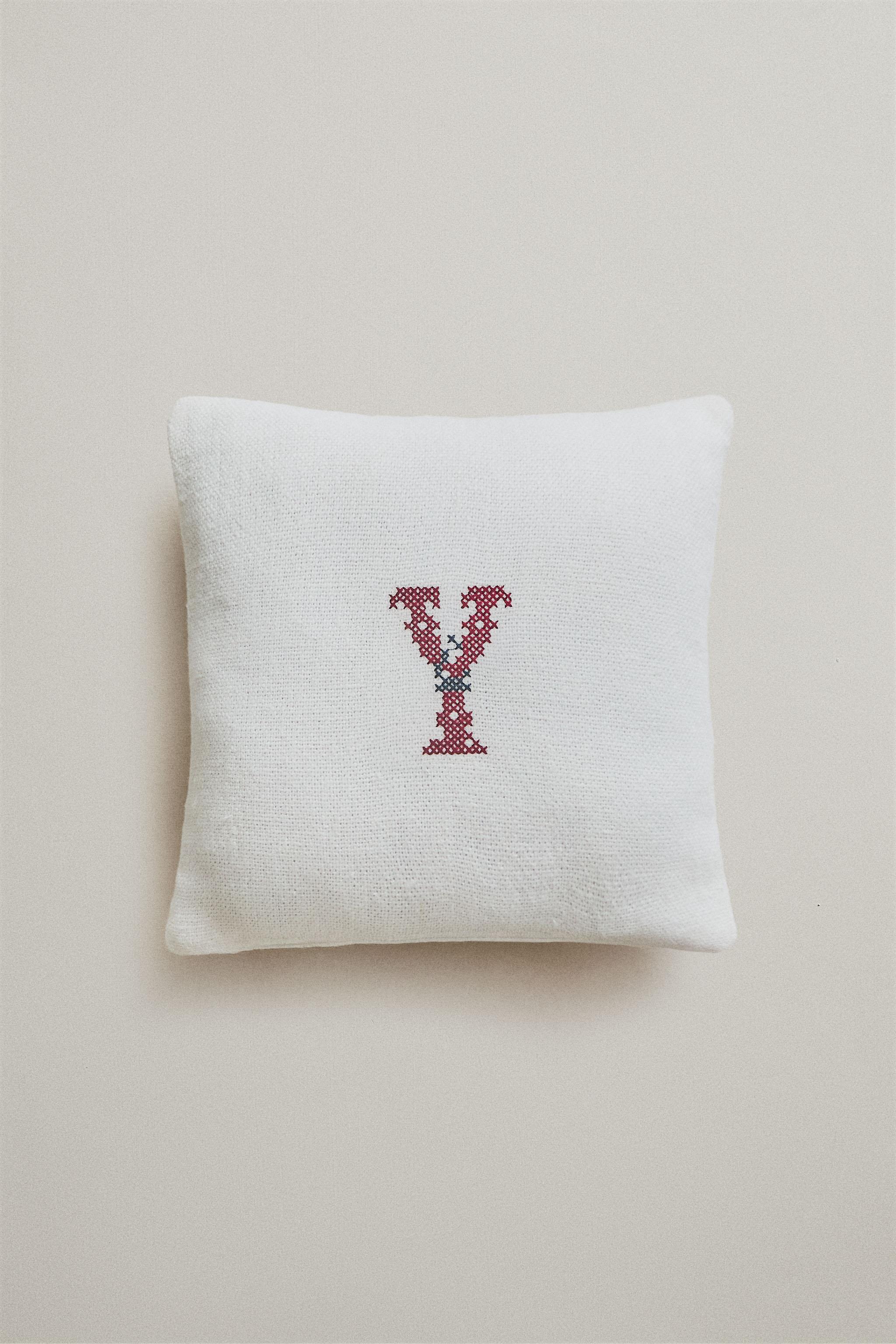 COUSSIN LIN BRODÉ LETTRE Y