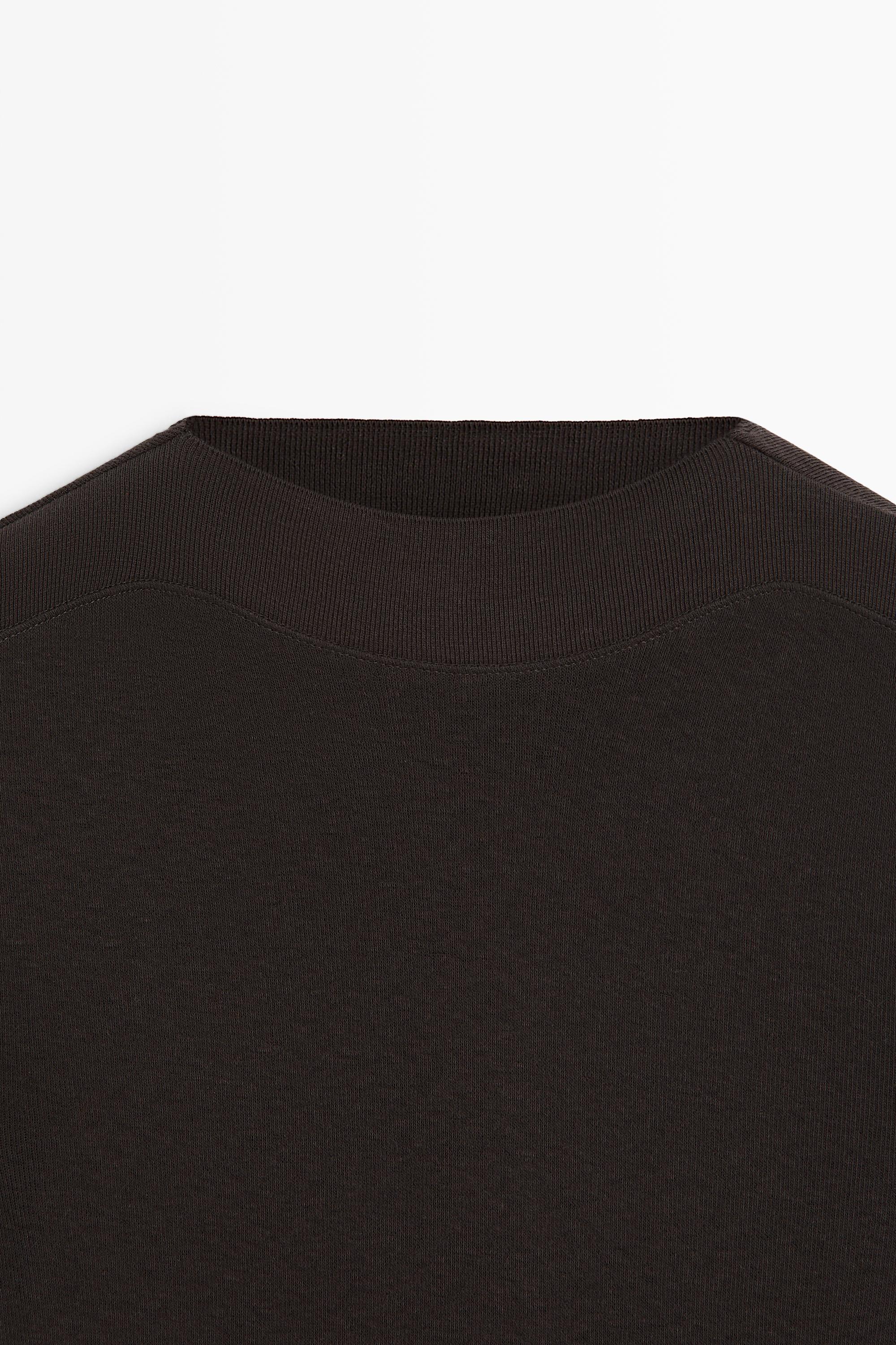T-shirt col montant et manches longueur coude