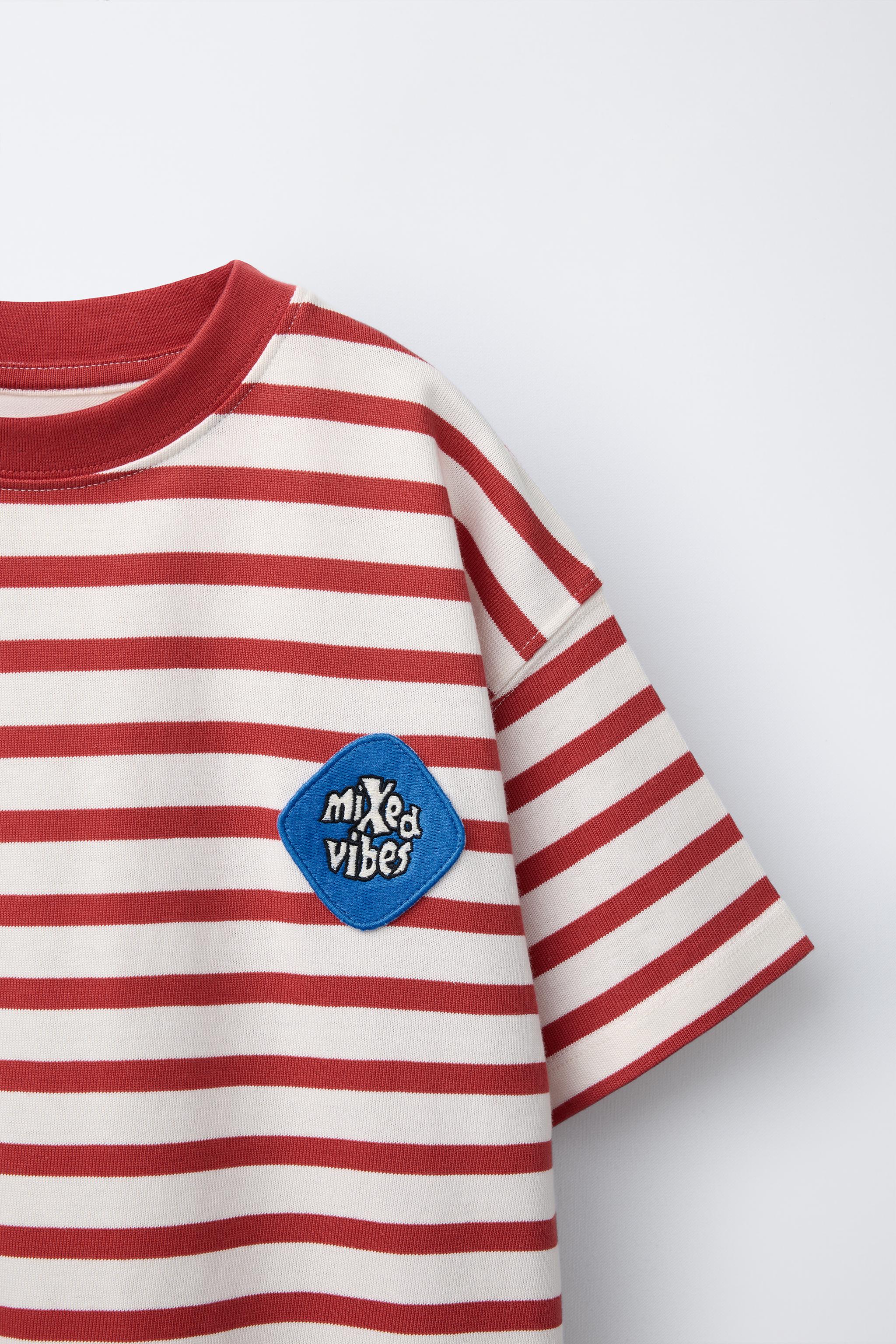 T-SHIRT À RAYURES AVEC PIÈCE