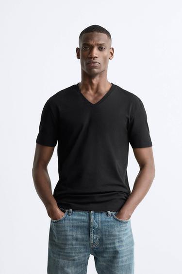 CAMISETA CUELLO PICO BÁSICA - Negro de Zara