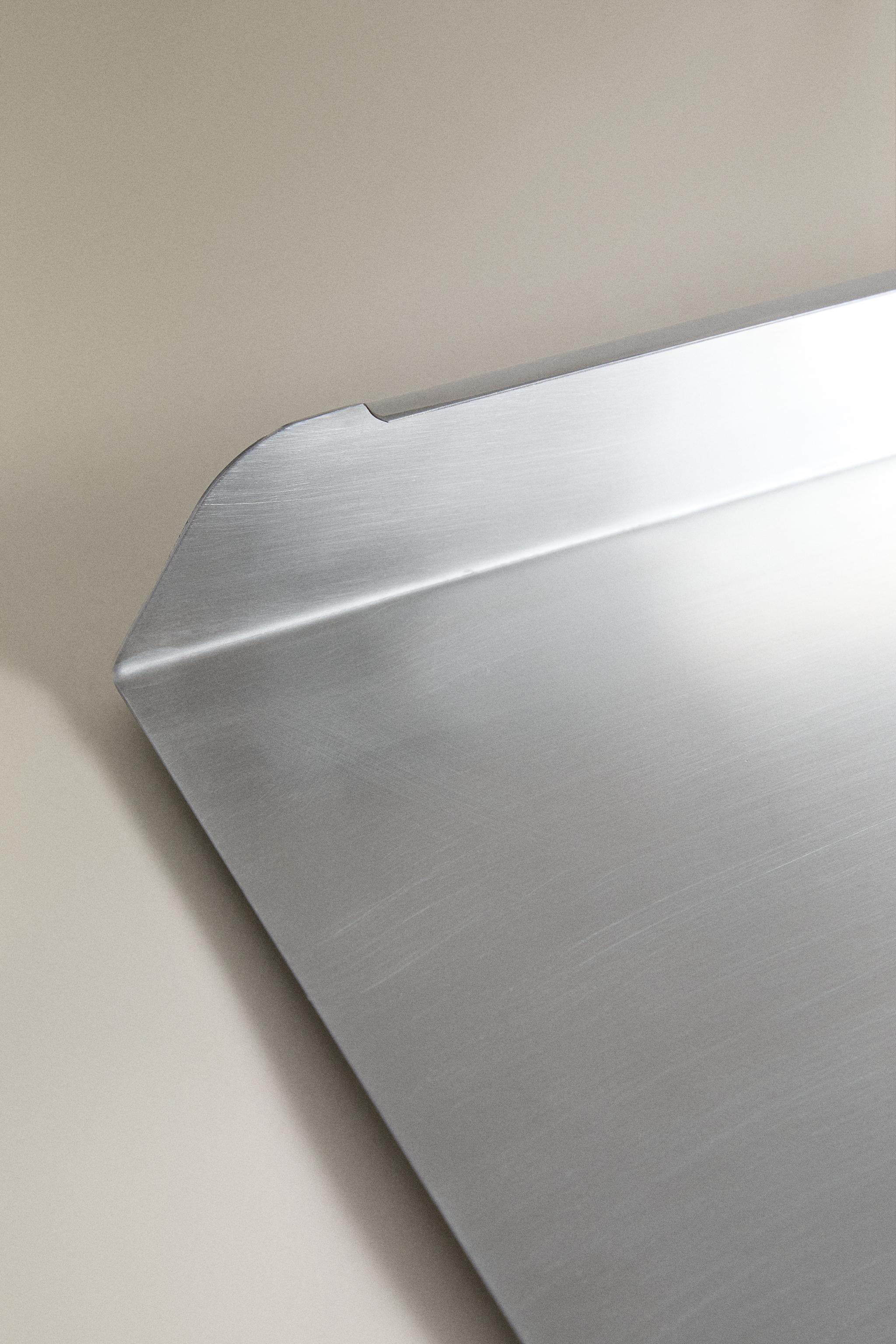 STACKABLE METAL DOCUMENT TRAY