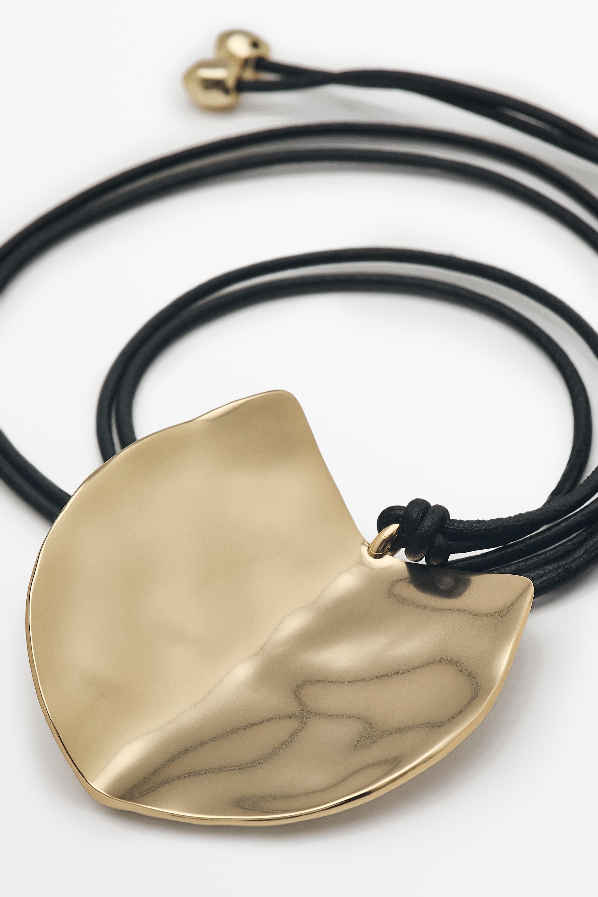 Long shield-effect piece necklace