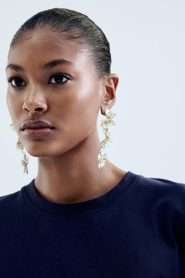 CONTRAST FLOWER EARRINGS - Ecru by Zara