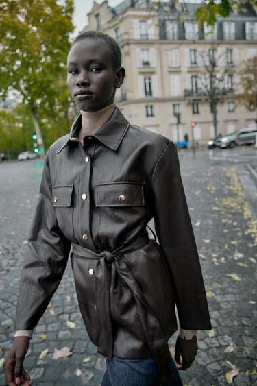 جاكيت طويل من الجلد الاصطناعي بحزام - بني الخاص بـ Zara