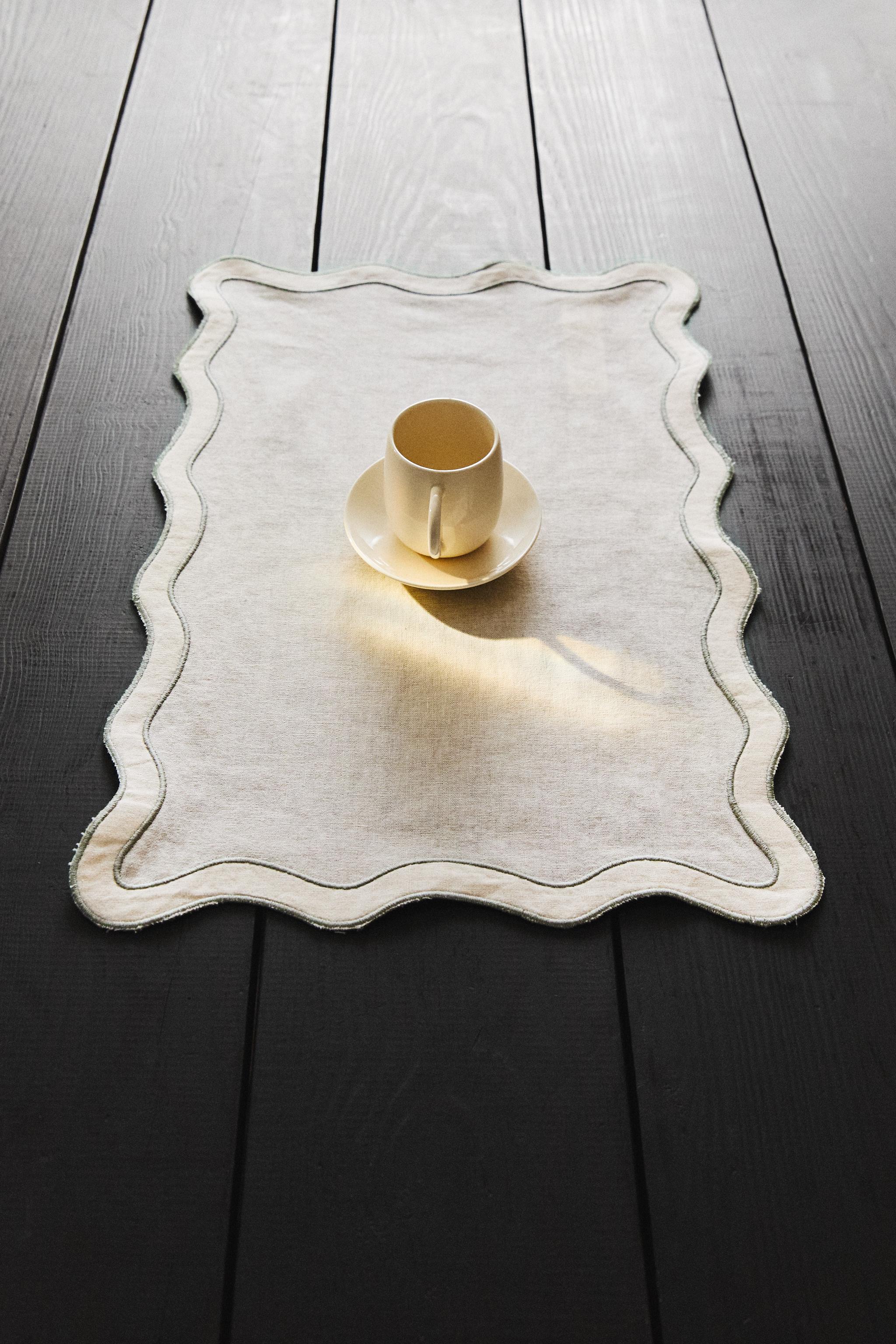 SET DE TABLE LIN BORD ONDULÉ