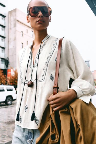 Zara EMBROIDERED RUSTIC BLOUSE - White / Navy
