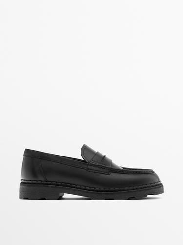Mocassins en cuir patte décorative semelle crantée - Noir de Zara