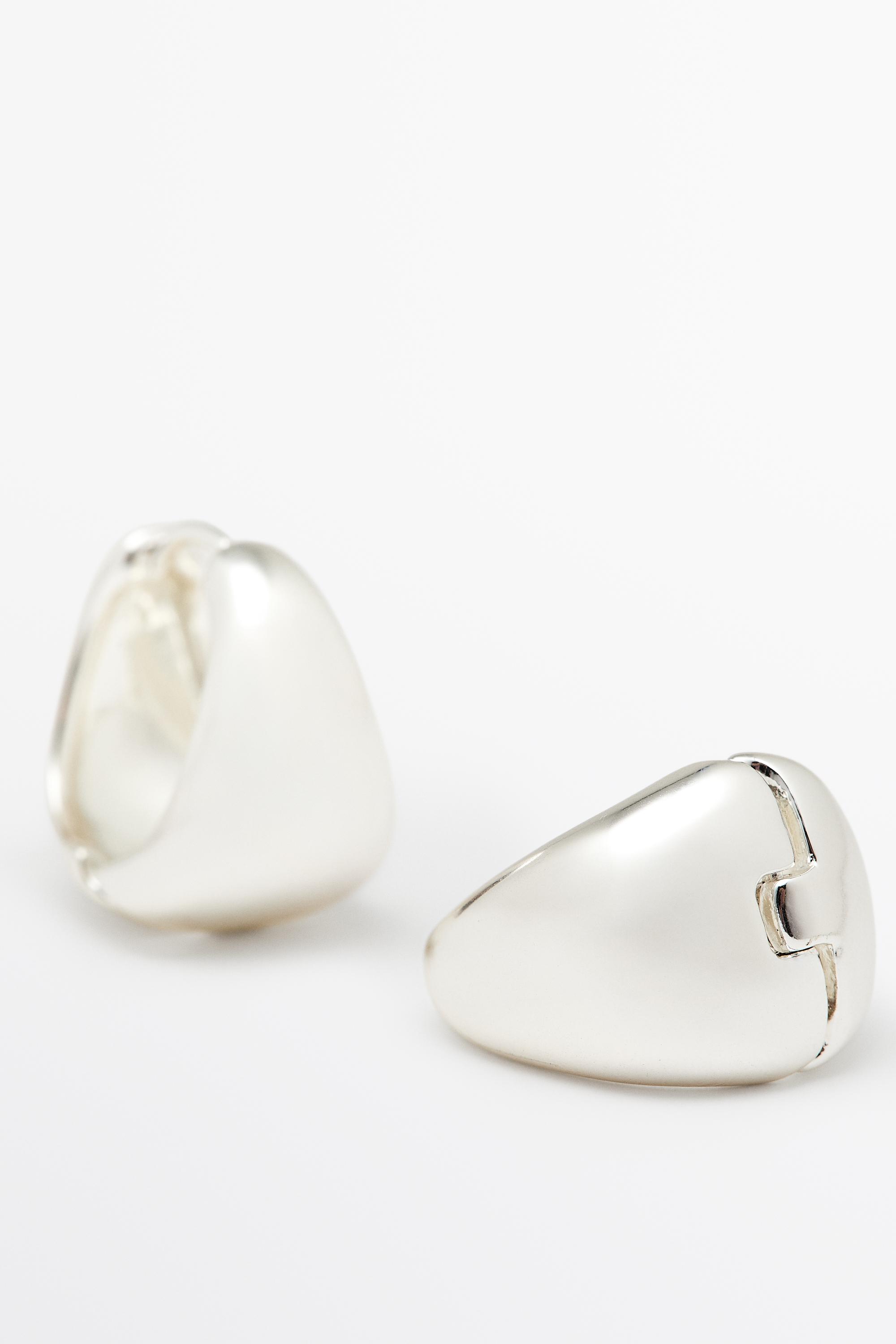 Voluminous earrings