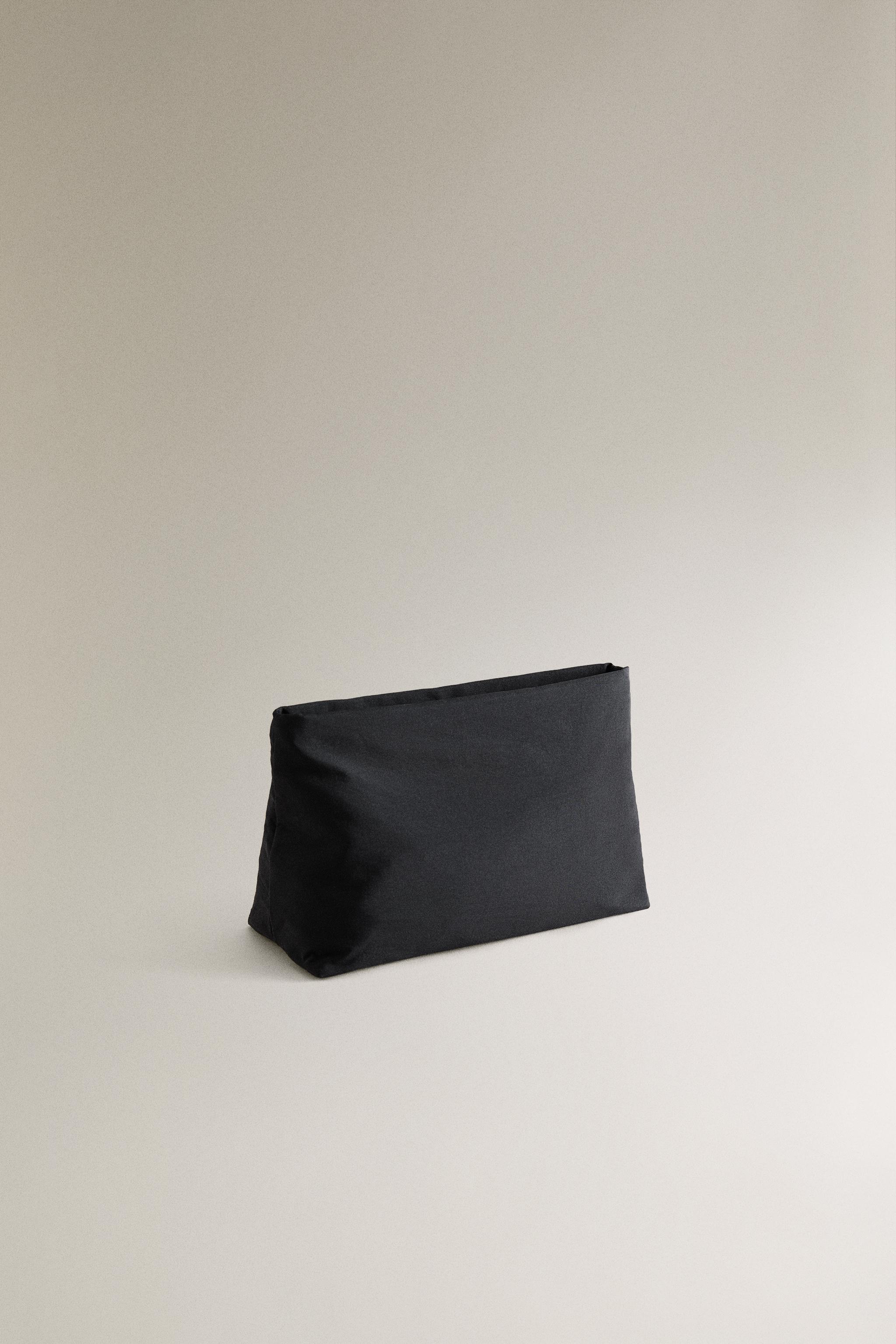 TECHNICAL FABRIC WASH BAG — Black