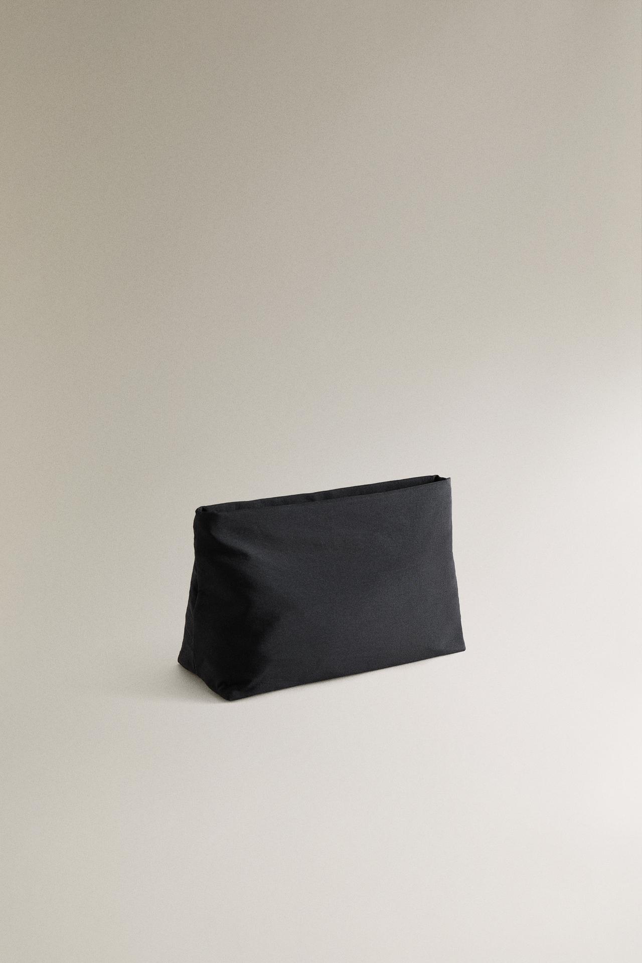 TECHNICAL FABRIC WASH BAG — Black