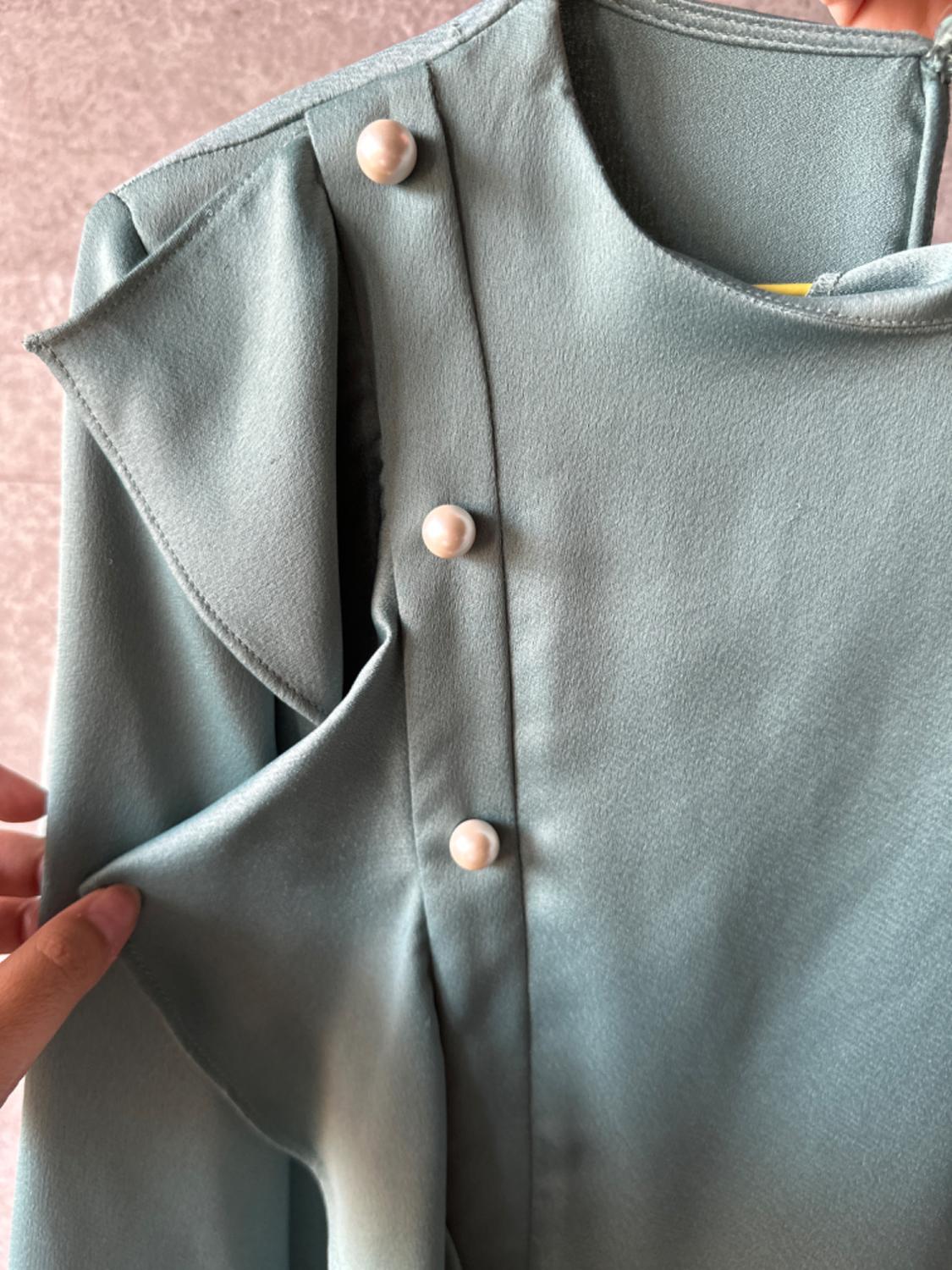 DRESS WITH RUFFLES AND PEARL BEADS - Image 3