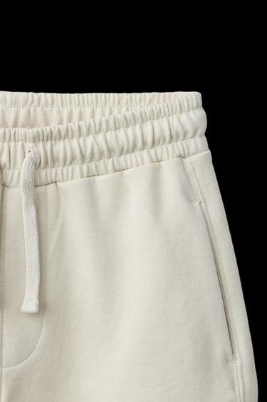 CONJUNTO SUDADERA CAPUCHA Y BERMUDA INTERLOCK - Crudo medio de Zara