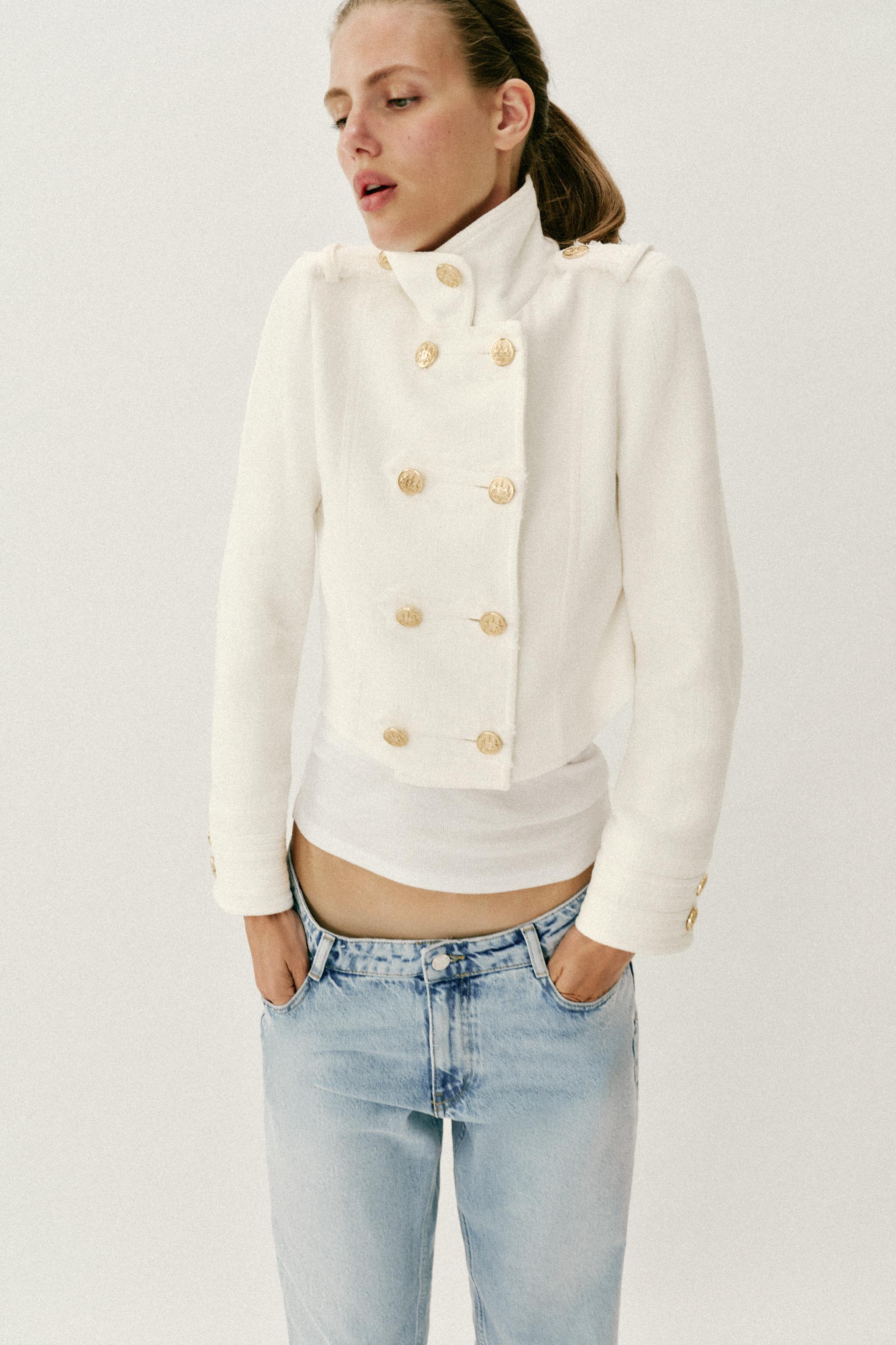 chaqueta con botones dorados