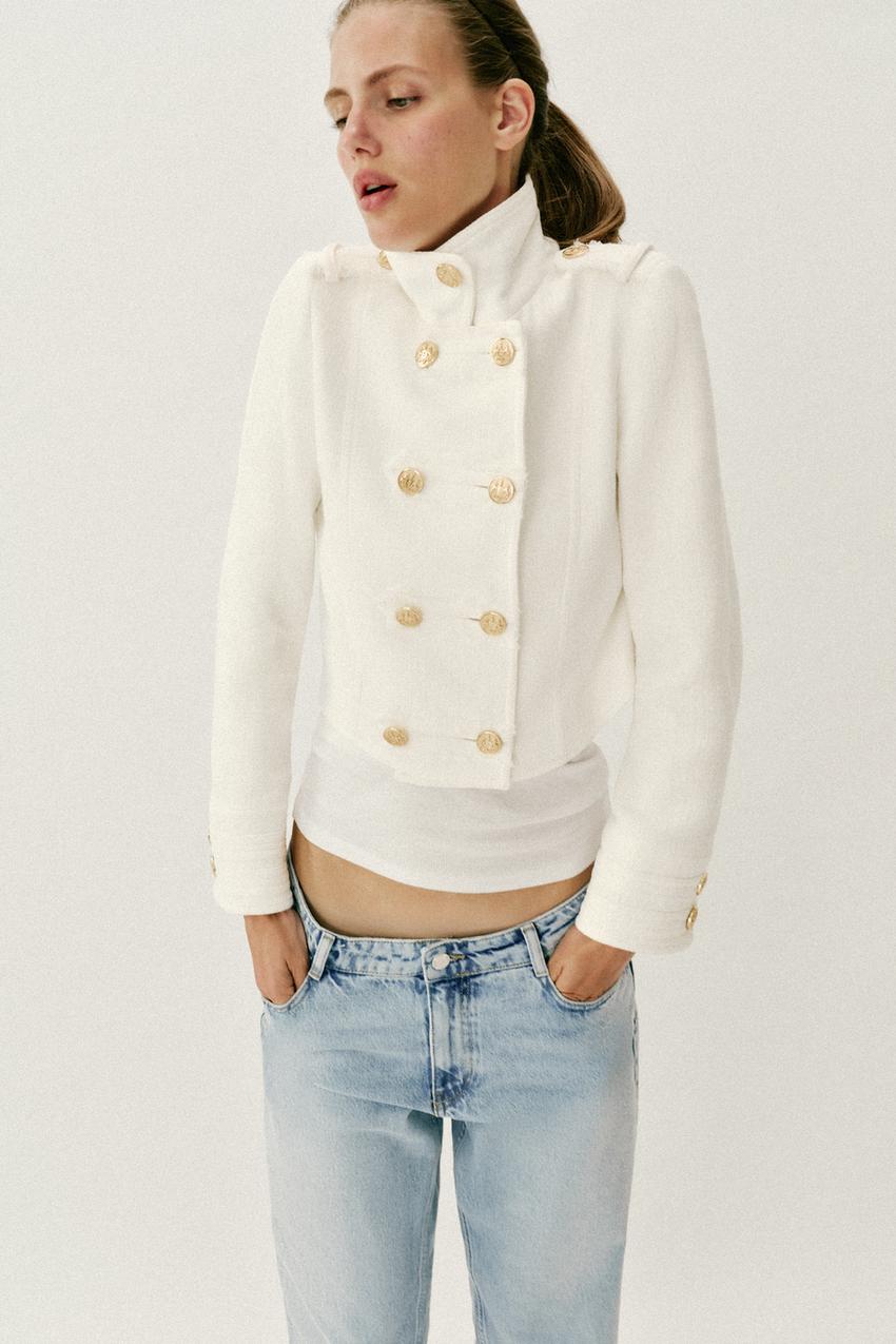 chaqueta con botones dorados