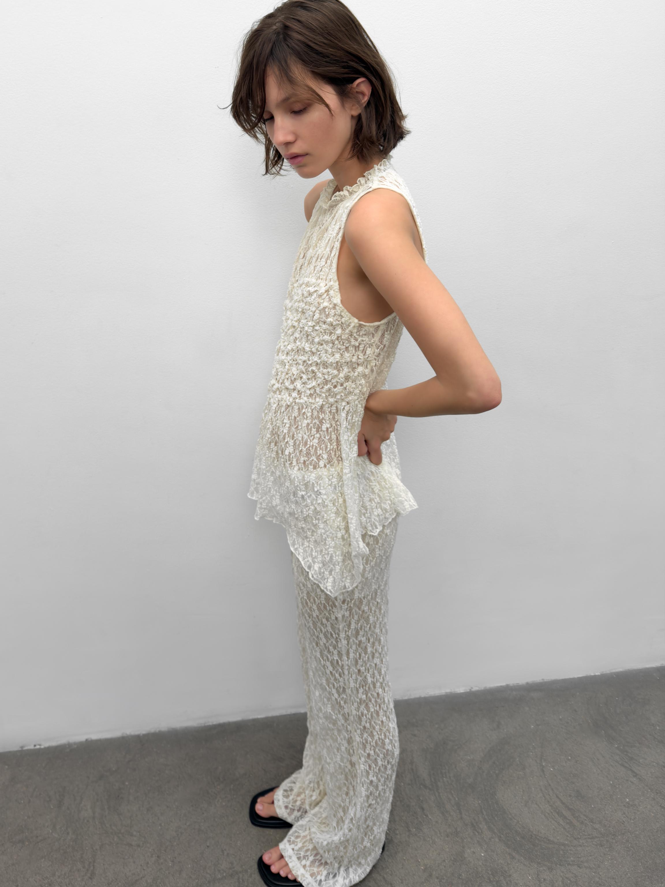 TOP EN DENTELLE À PLIS
