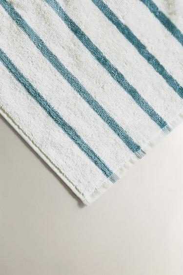 SERVIETTE DE BAIN ENFANT RAYURES CHIEN DE COURSE - Bleu / Blanc de Zara - Image 3