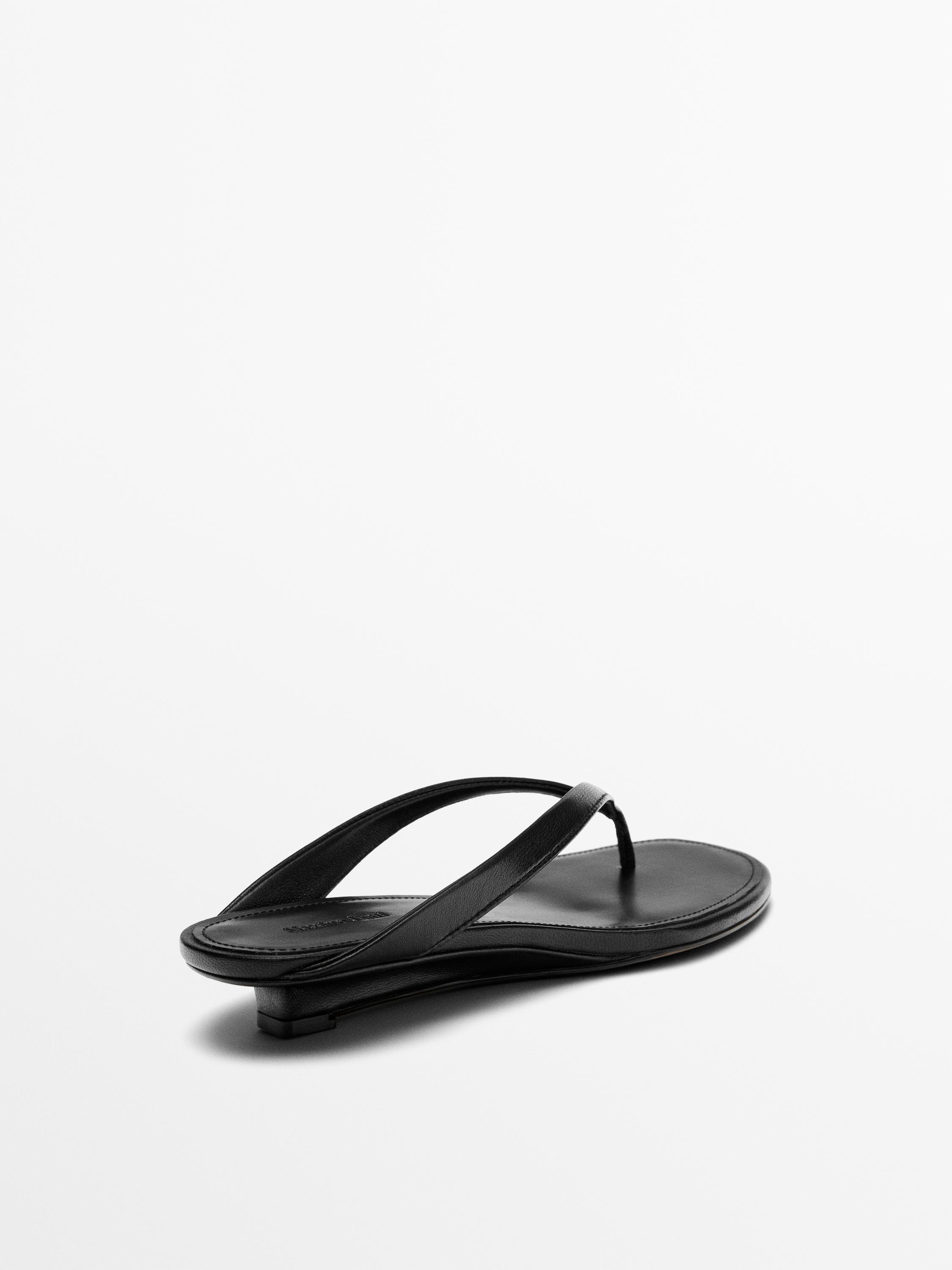 Mid-heel sandals with toe divider