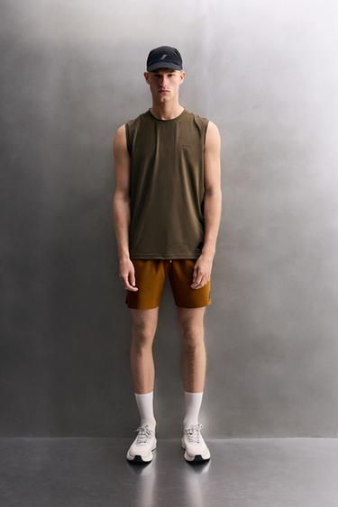 تيشرت TANK تقني أساسي - بني فاتح الخاص بـ Zara