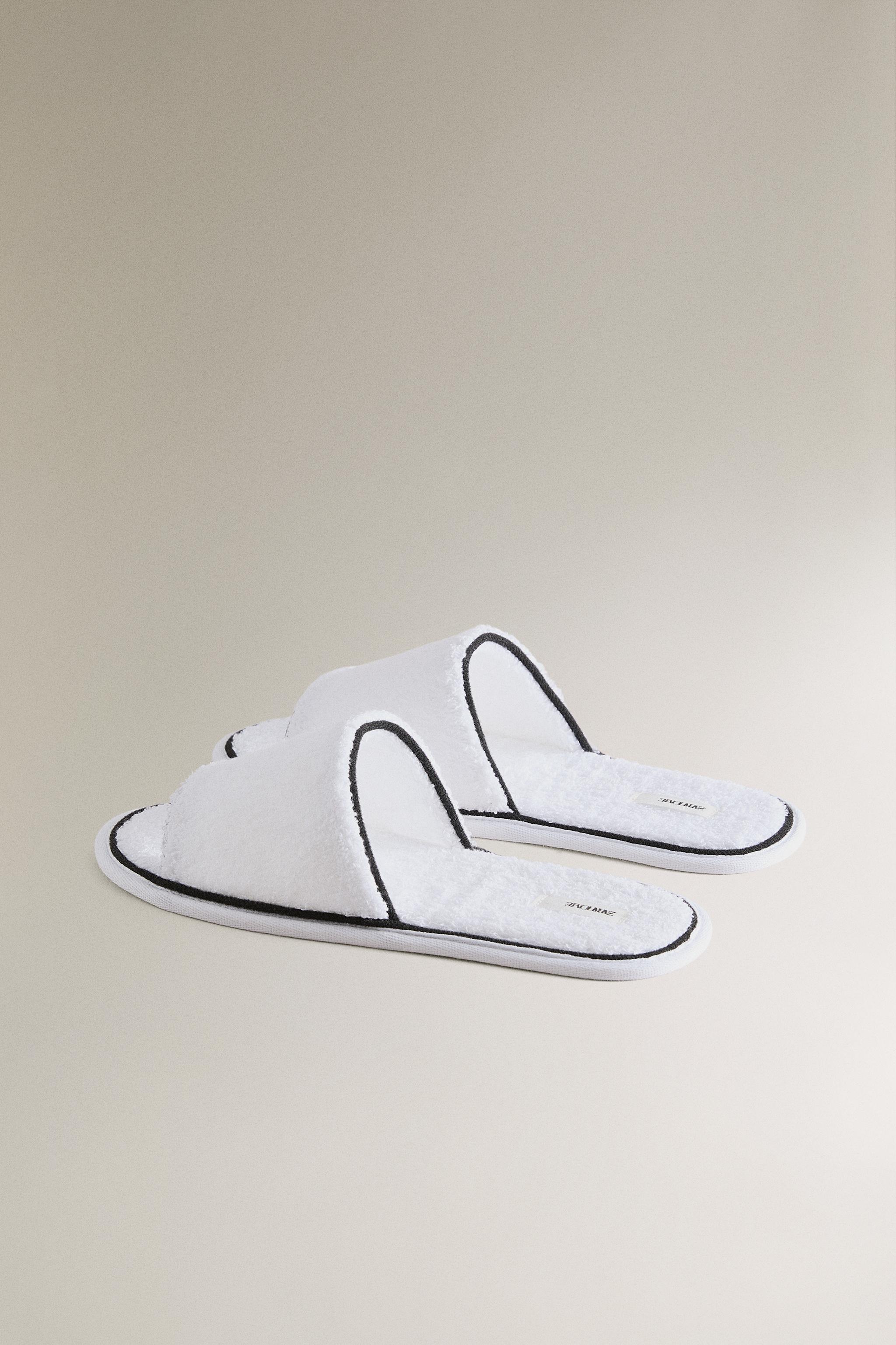 PANTOUFLES À BOUT OUVERT SERVIETTE DE BAIN DÉTAIL VIF