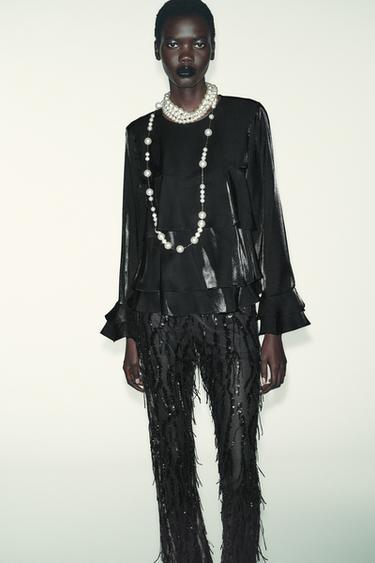 BLUSA VOLANTES TEJIDO BRILLO - Negro de Zara