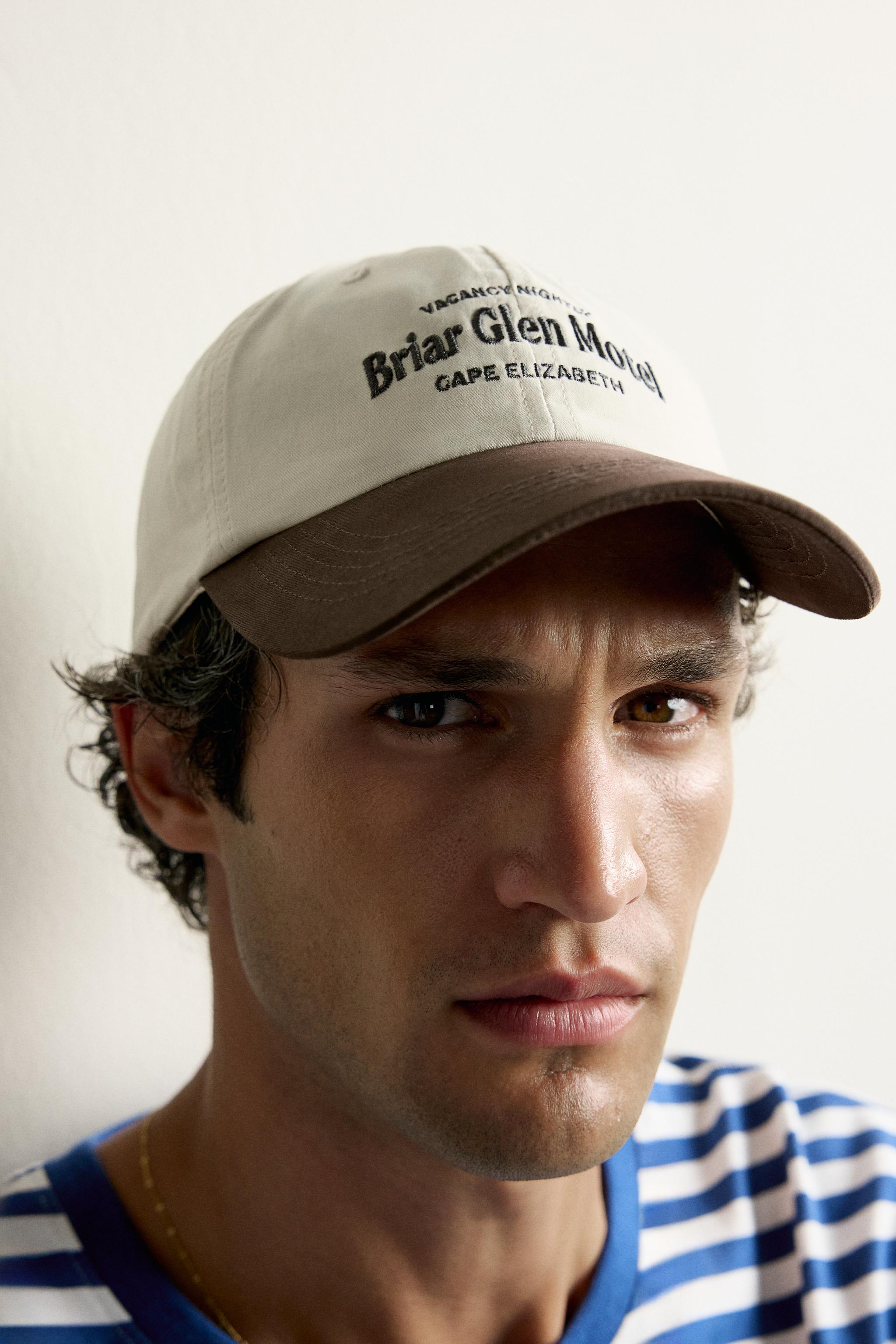 CASQUETTE CONTRASTE INSCRIPTION BRODÉE