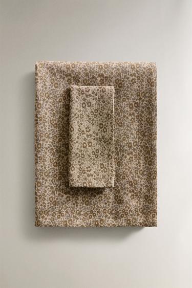 ミニフラワープリント テーブルクロスレッドブラウンZaraのミニフラワープリント テーブルクロス - レッドブラウン