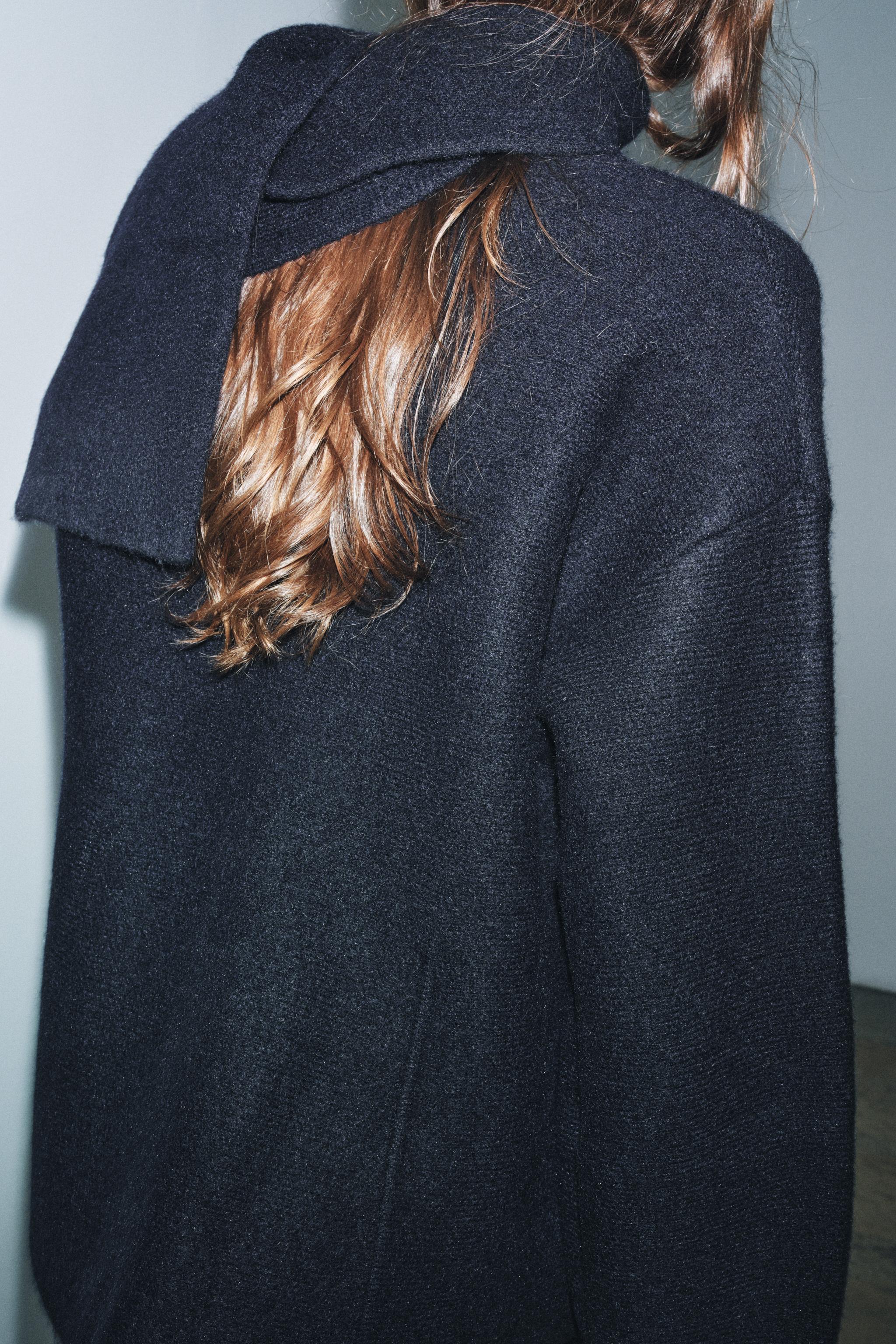 MANTEAU COURT AVEC ÉCHARPE EN MAILLE