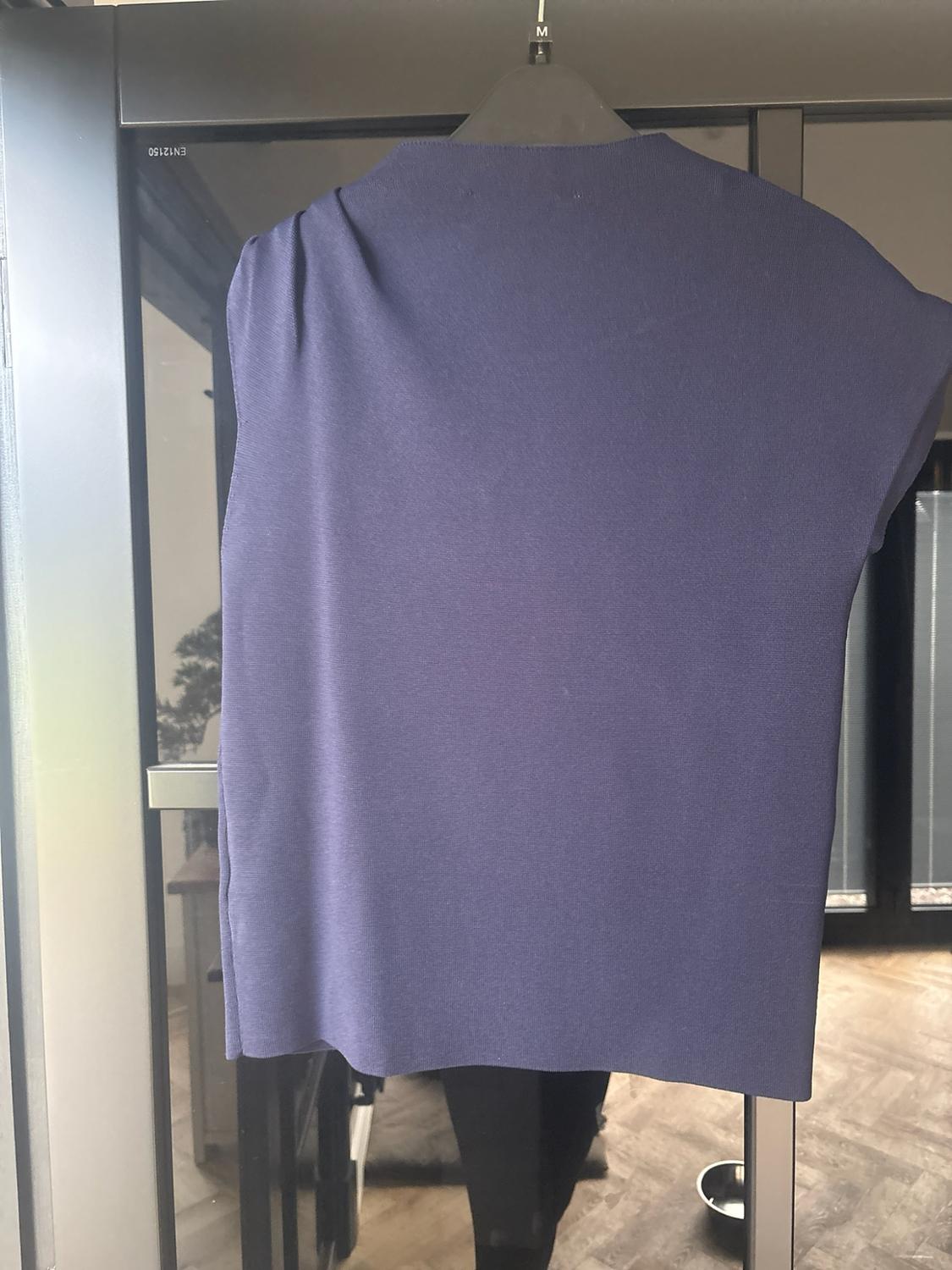 PLAIN KNIT TOP WITH GOLD APPLIQUÉ - Image 5