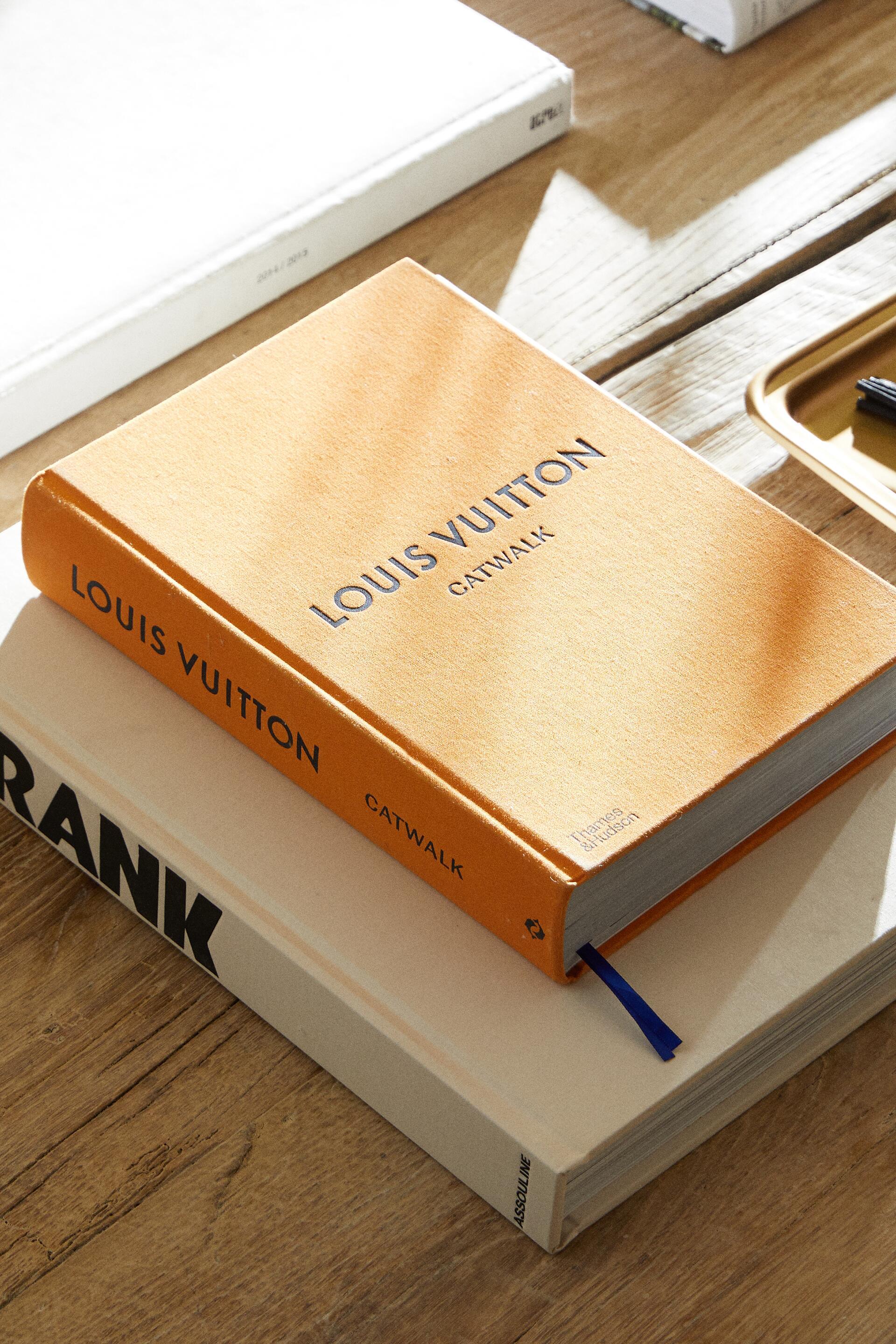 LOUIS VUITTON CATWALK BOOK - Orange | ZARA Mexico