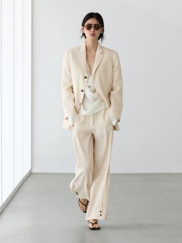 Pantalón traje detalle botón con lino - Crudo de Zara - Imagen 0