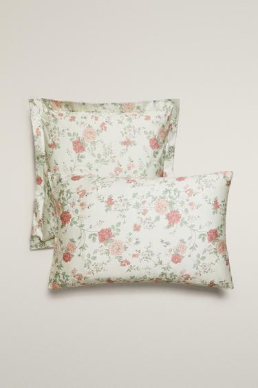 PEONY PRINT SATEEN PILLOWCASE - أخضر فاتح الخاص بـ Zara