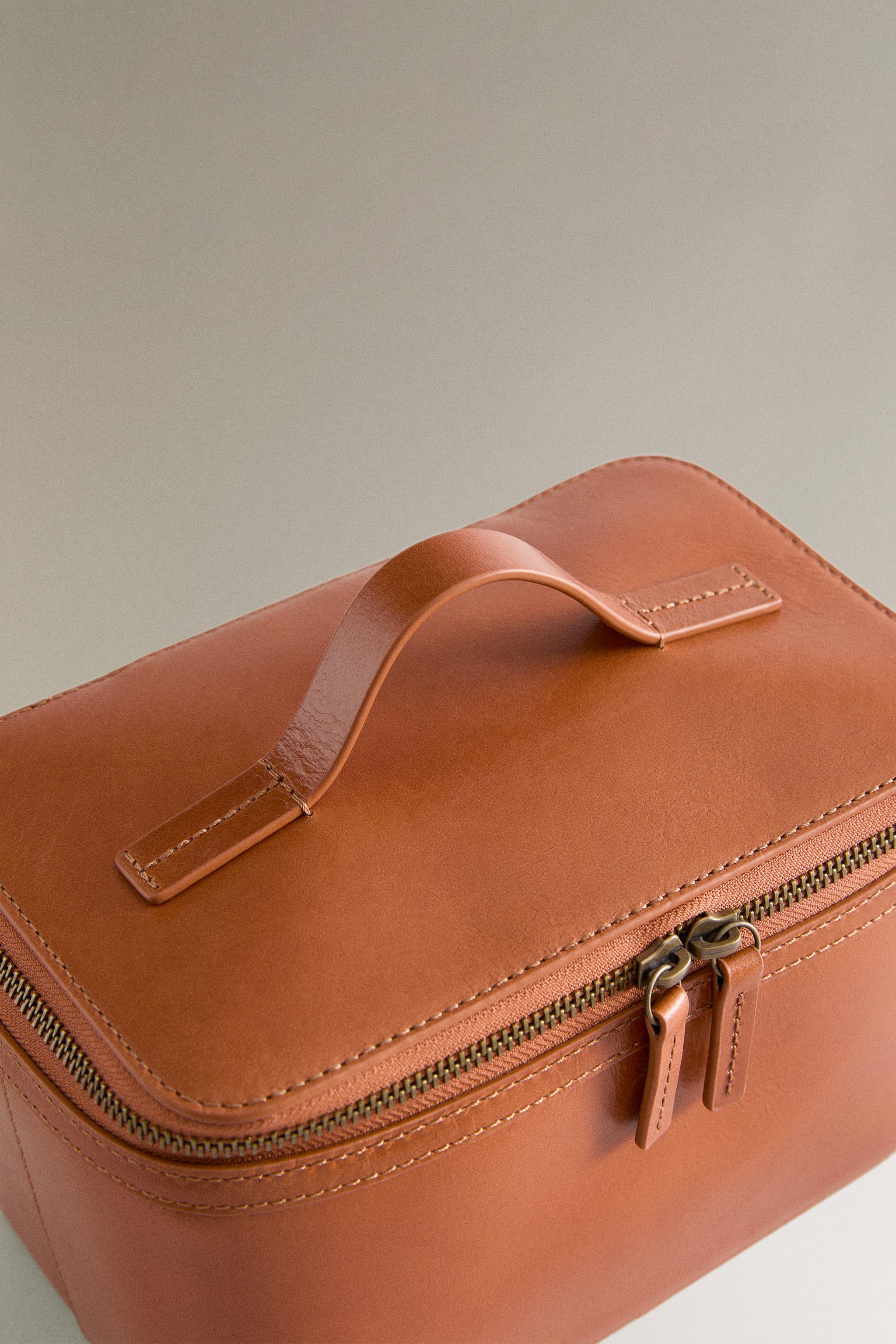 SMALL LEATHER TOILETRY BAG