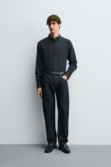 قميص SLIM FIT - بترولي الخاص بـ Zara