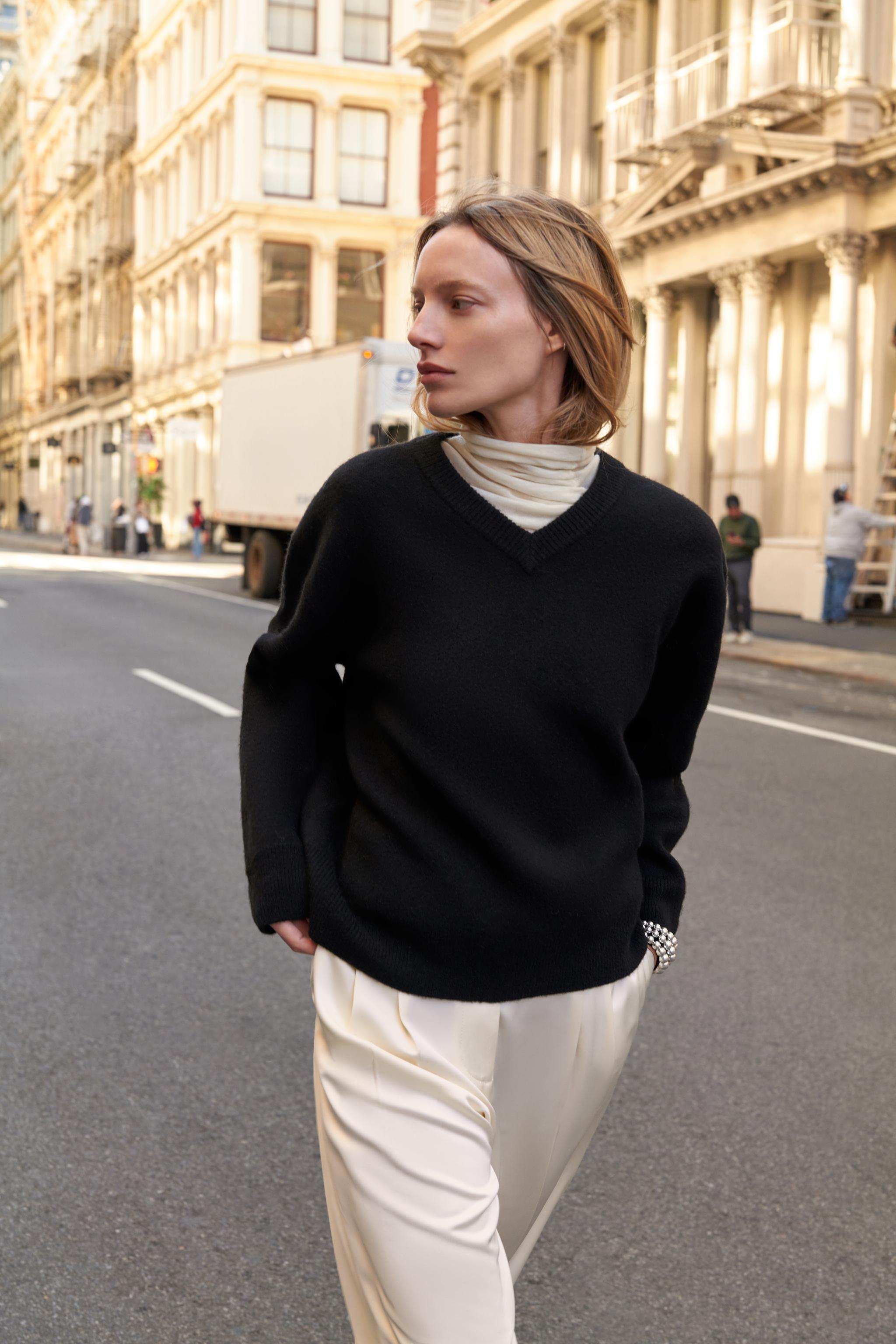 PULL EN MAILLE LISSE À COL V