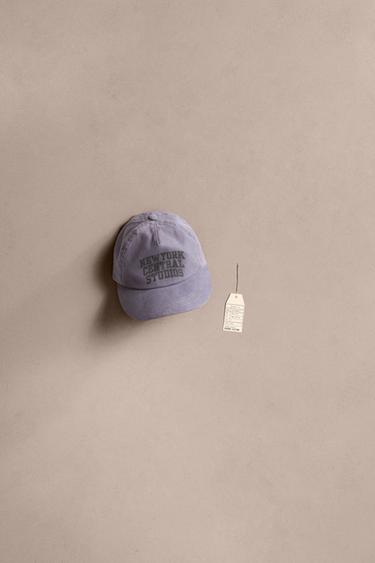 KEPURAITĖ SU PLOKŠČIU SNAPELIU IR ATSPAUDU – Dark grey – „Zara“