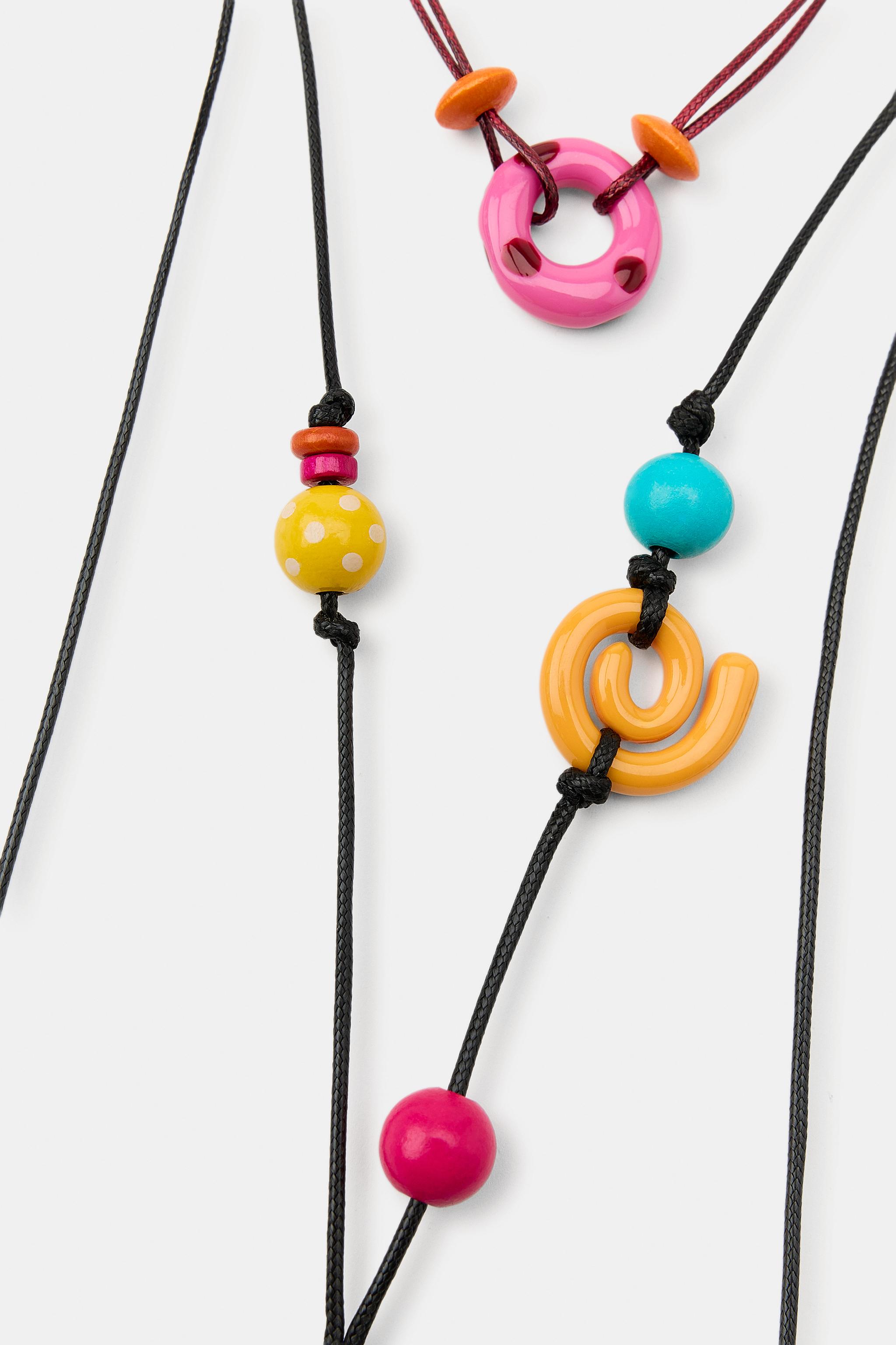 LOT DE 2 COLLIERS EN RÉSINE ET À LACET