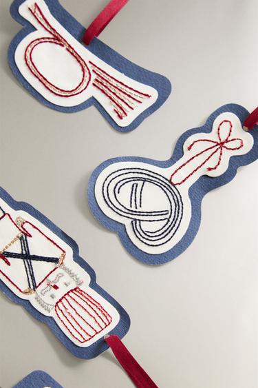 LOT ÉTIQUETTES CADEAUX FORMES DE NOËL (LOT DE 8) - Multicolore de Zara - Image 1