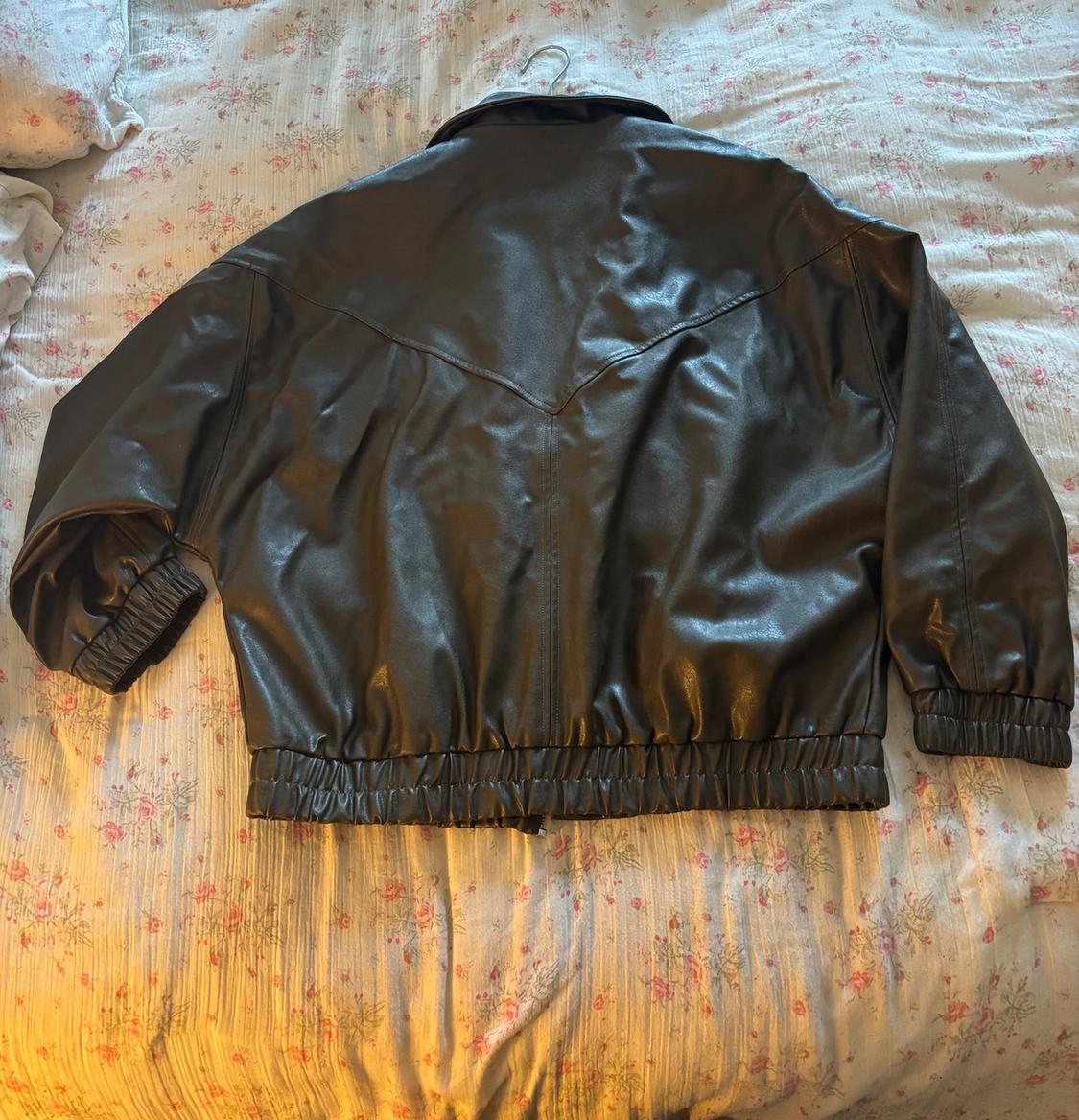 CAZADORA BOMBER EFECTO PIEL CUELLO SUBIDO - Image 3