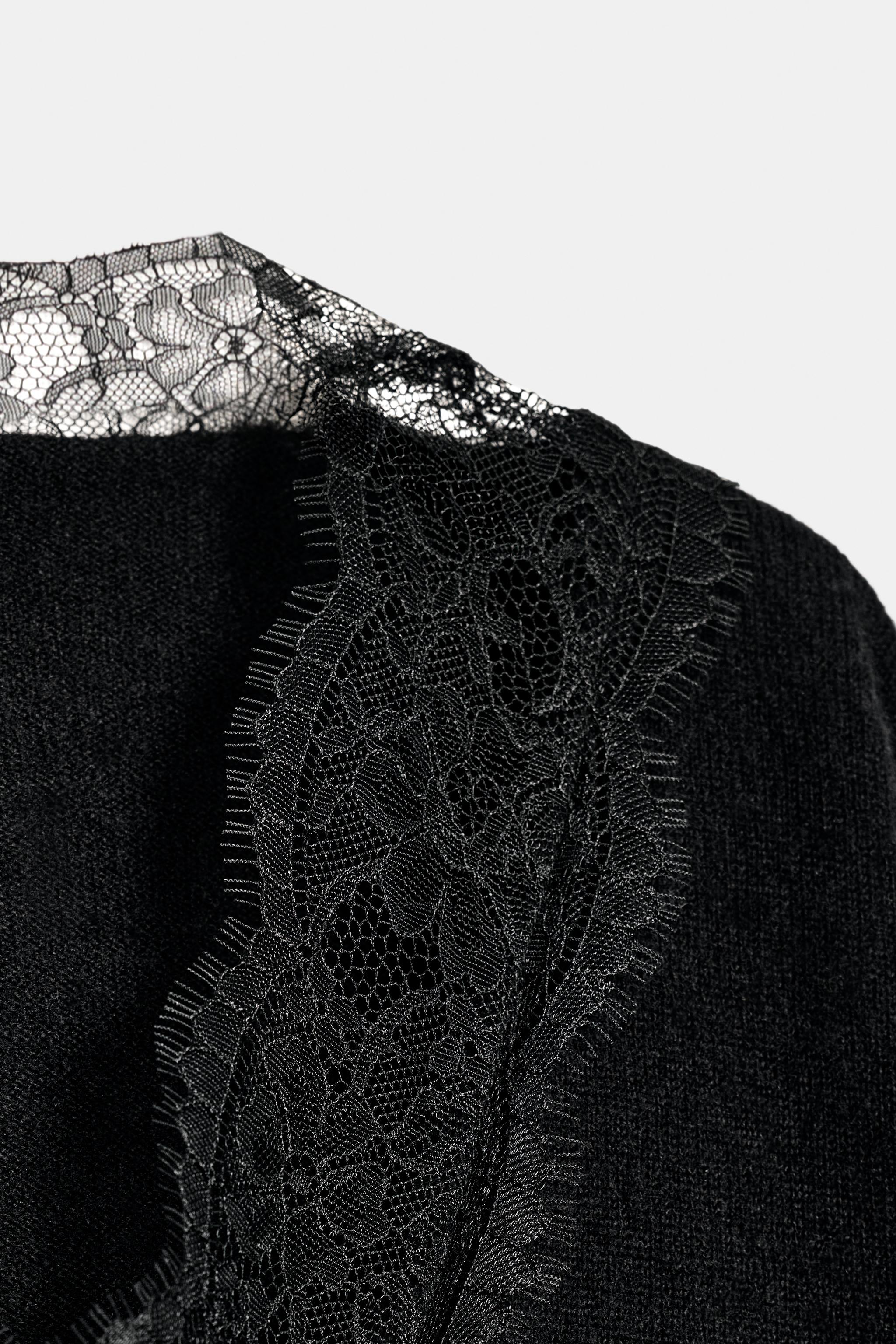 PULL EN MAILLE AVEC DENTELLE