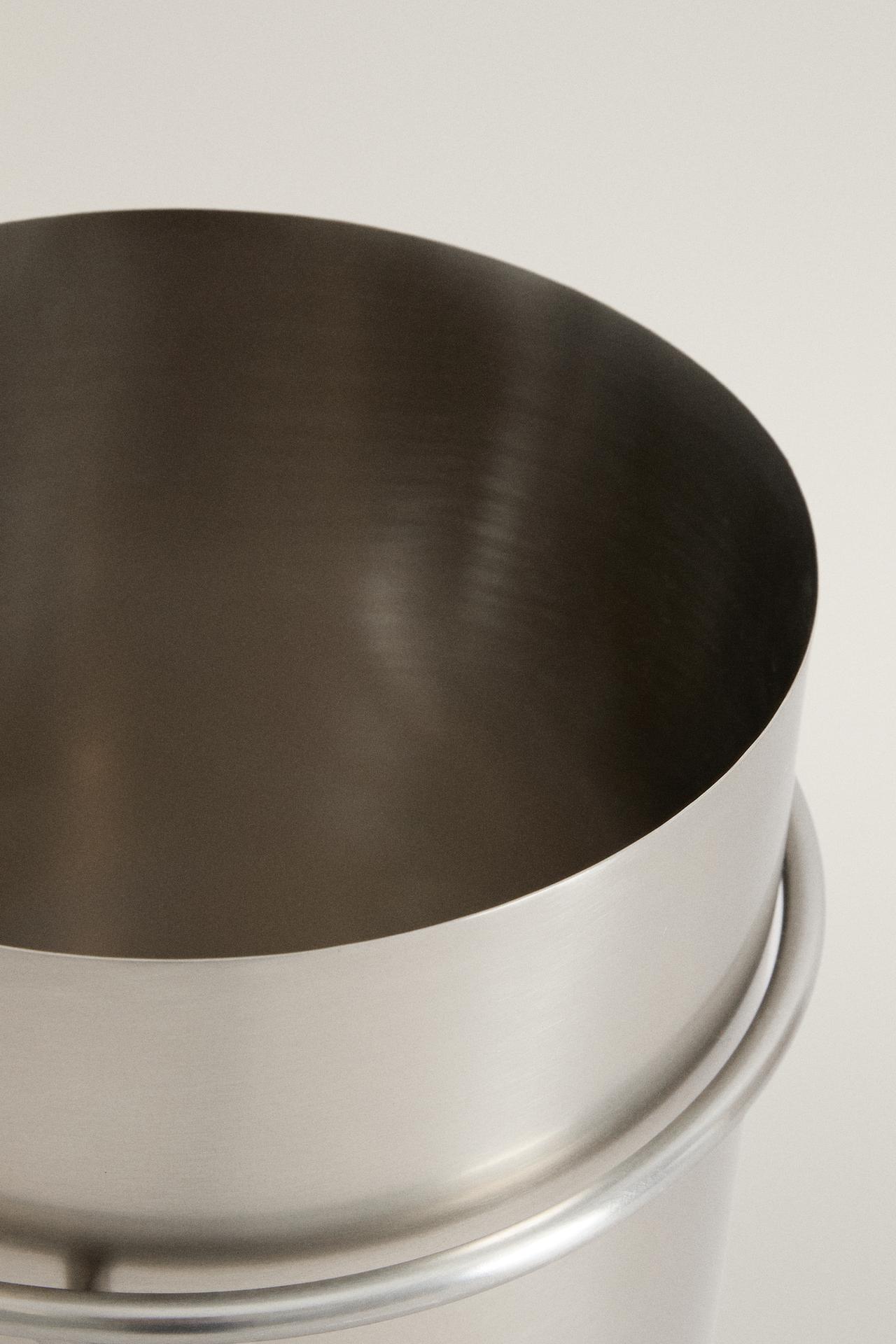 METAL FLOWERPOT — P