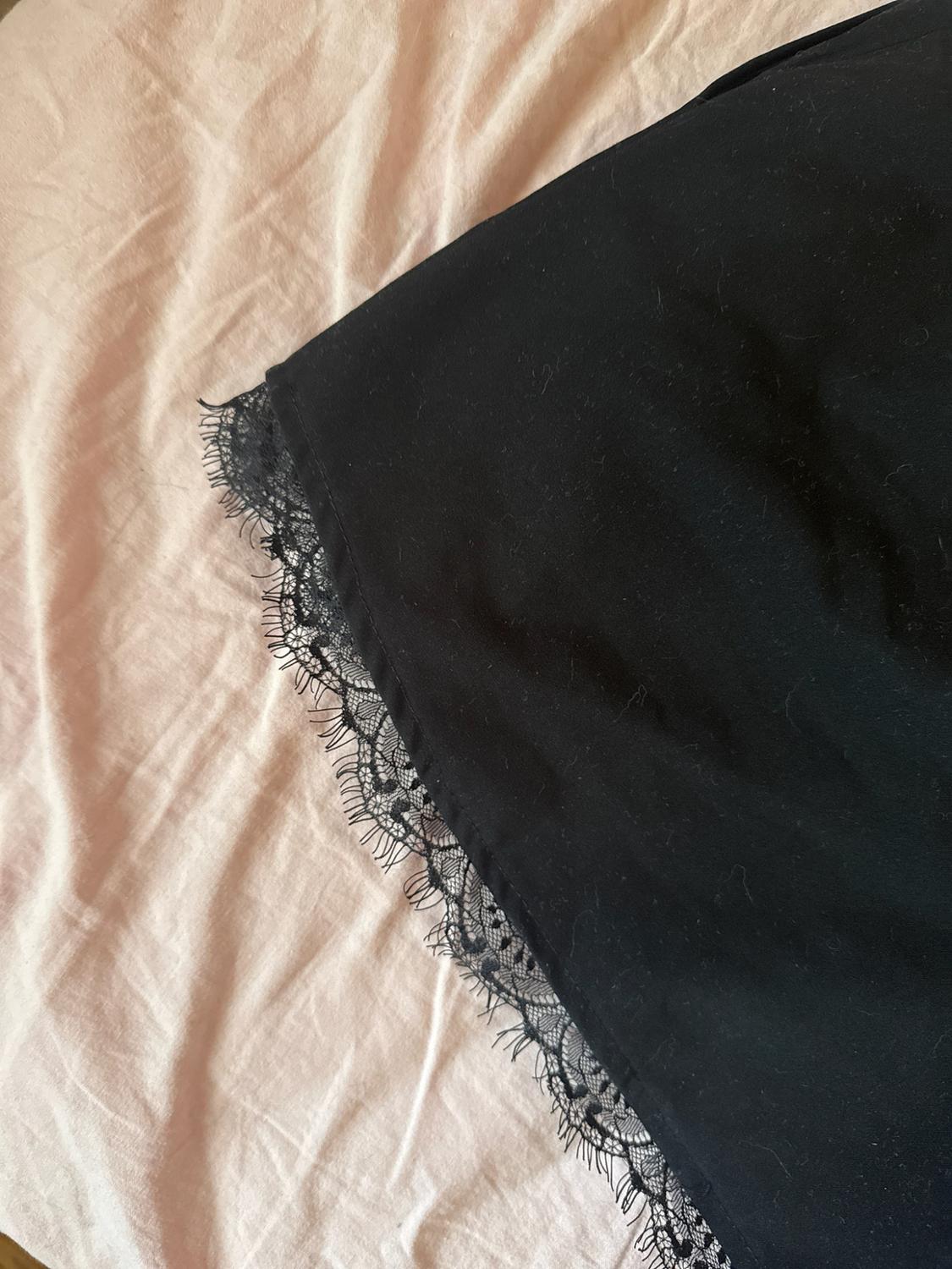 LACE TRIM SHORTS - Image 3
