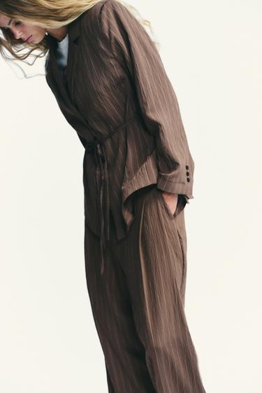 BLAZER À RAYURES AVEC ÉPAULETTES ET CEINTURE FINE - Marron / Écru de Zara - Image 2