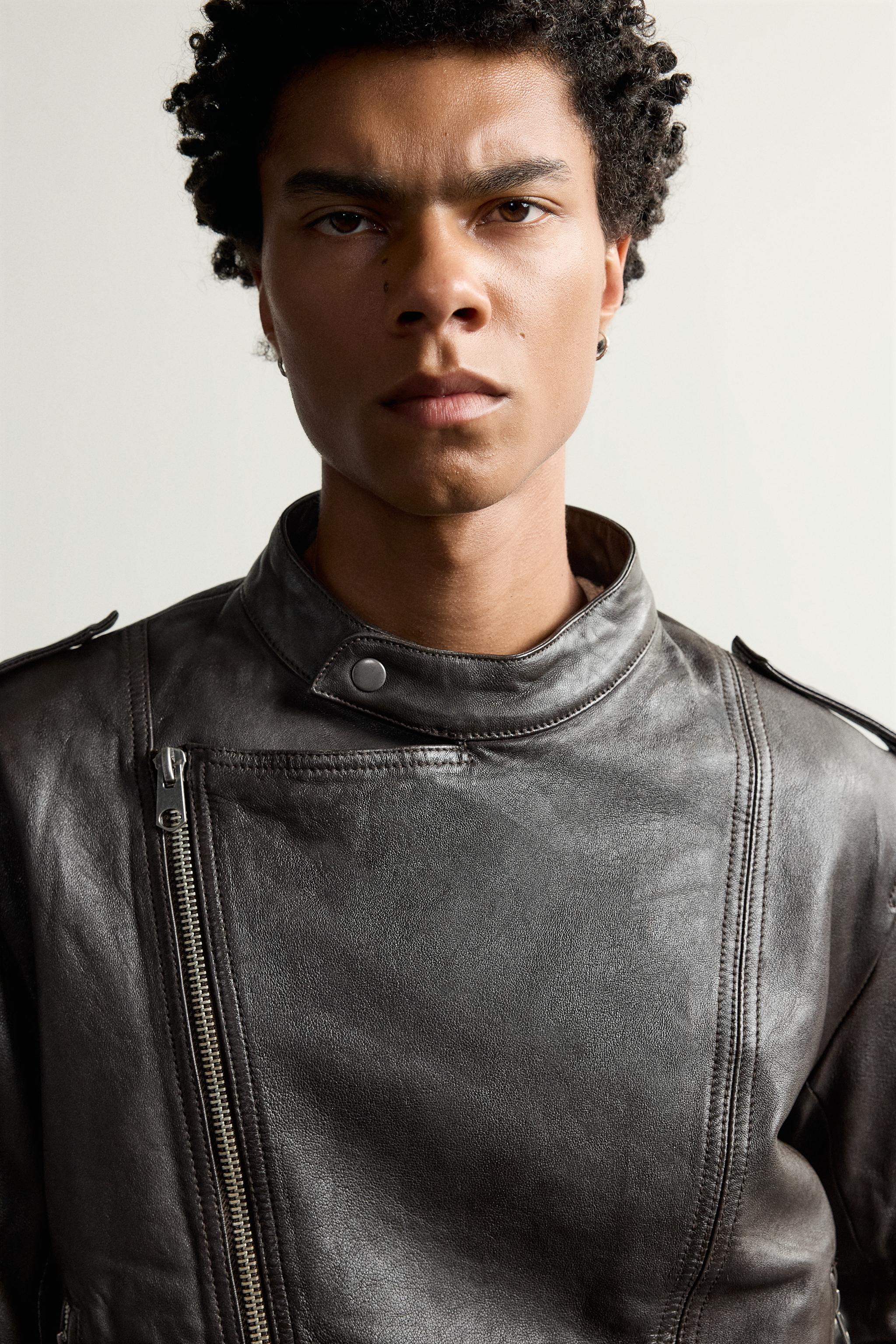 BLOUSON BIKER EN CUIR COUPE CROPPED