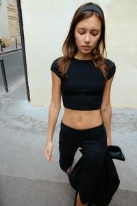 KISA KOLLU CROP T-SHIRT